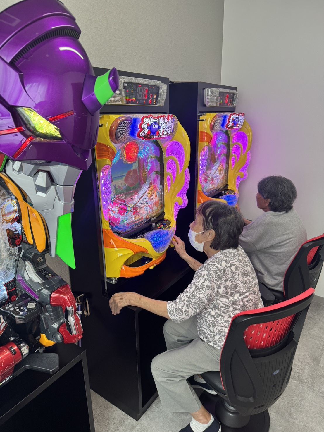 娯楽コーナーで遊ぶ入居者