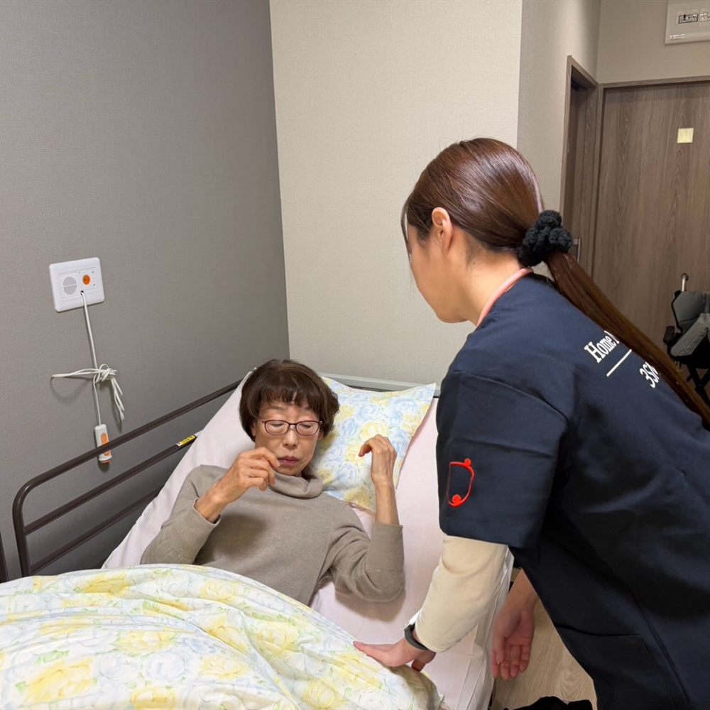 相談員が家族に施設の資料を見せながら説明する様子
