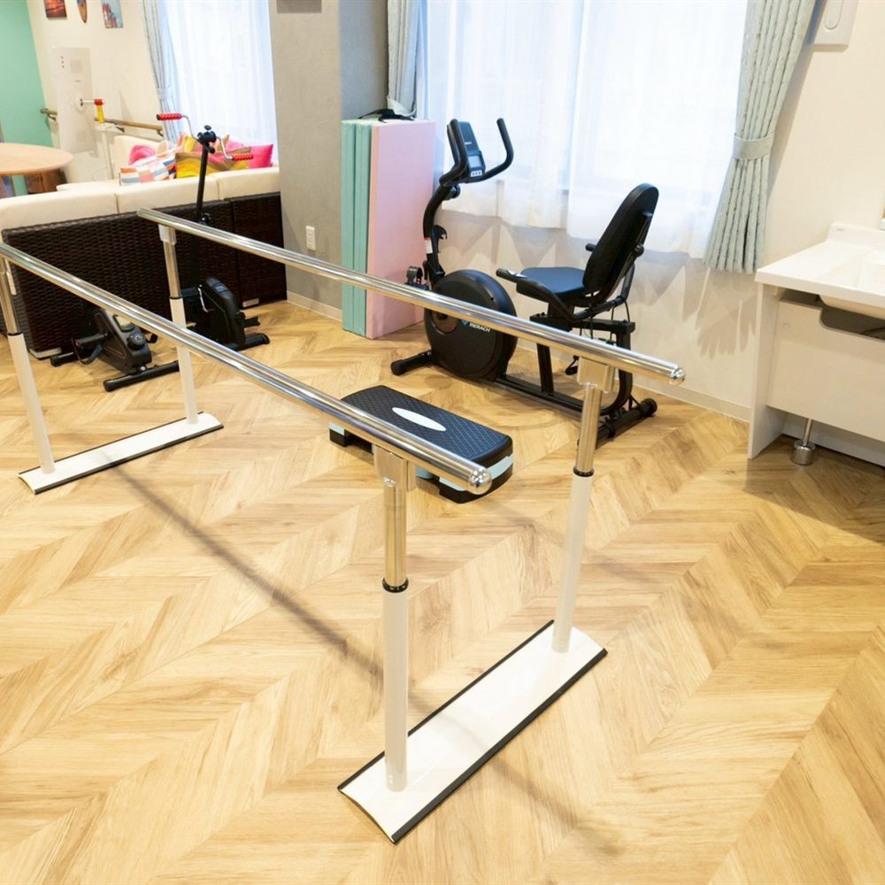 歩行訓練に使う平行棒とリハビリ用バイク