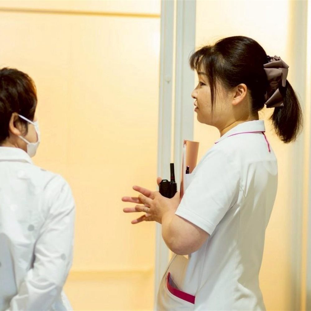 看護師が高齢者の呼吸や体調を確認する様子