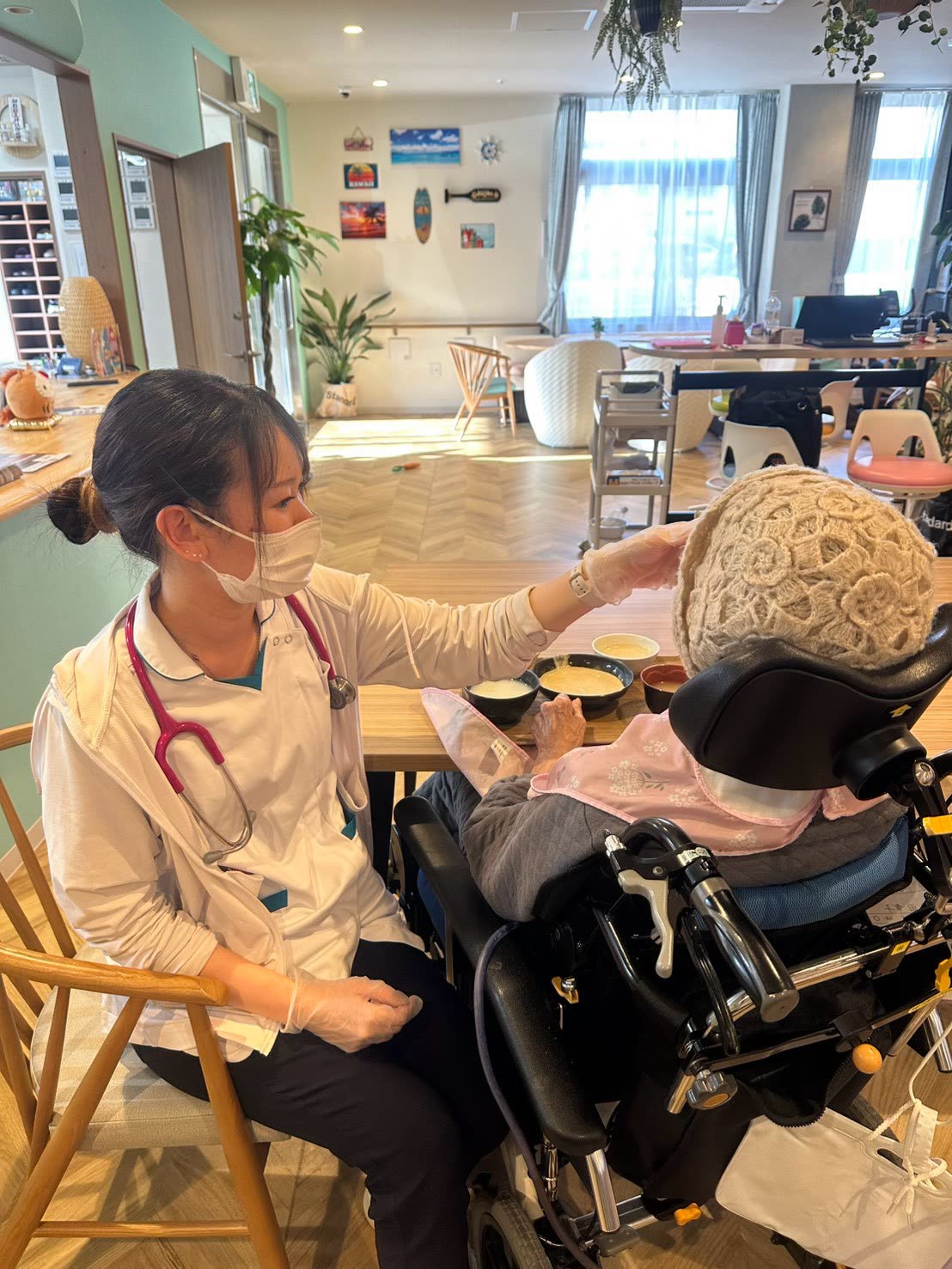 看護スタッフがベッドサイドで健康状態を確認する様子