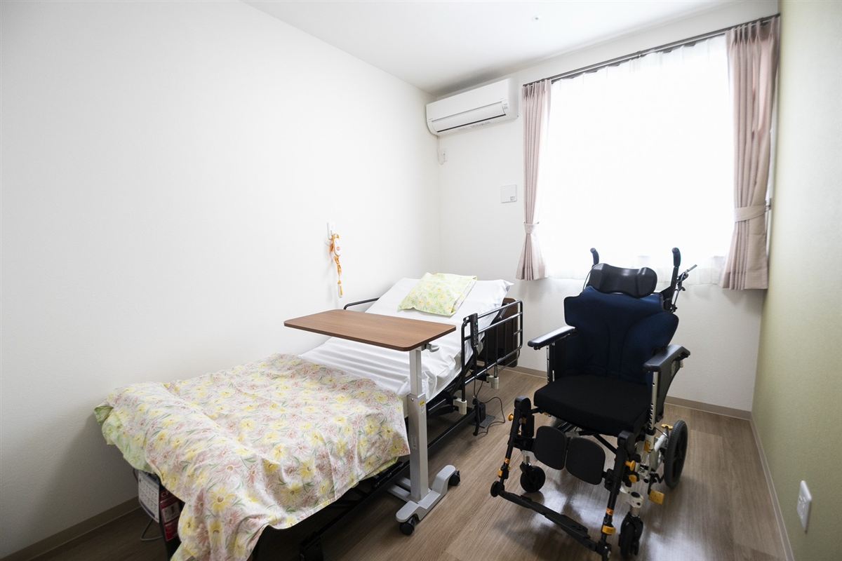 介護ベッドと車椅子を備えた居室（メディケア結 枚方）