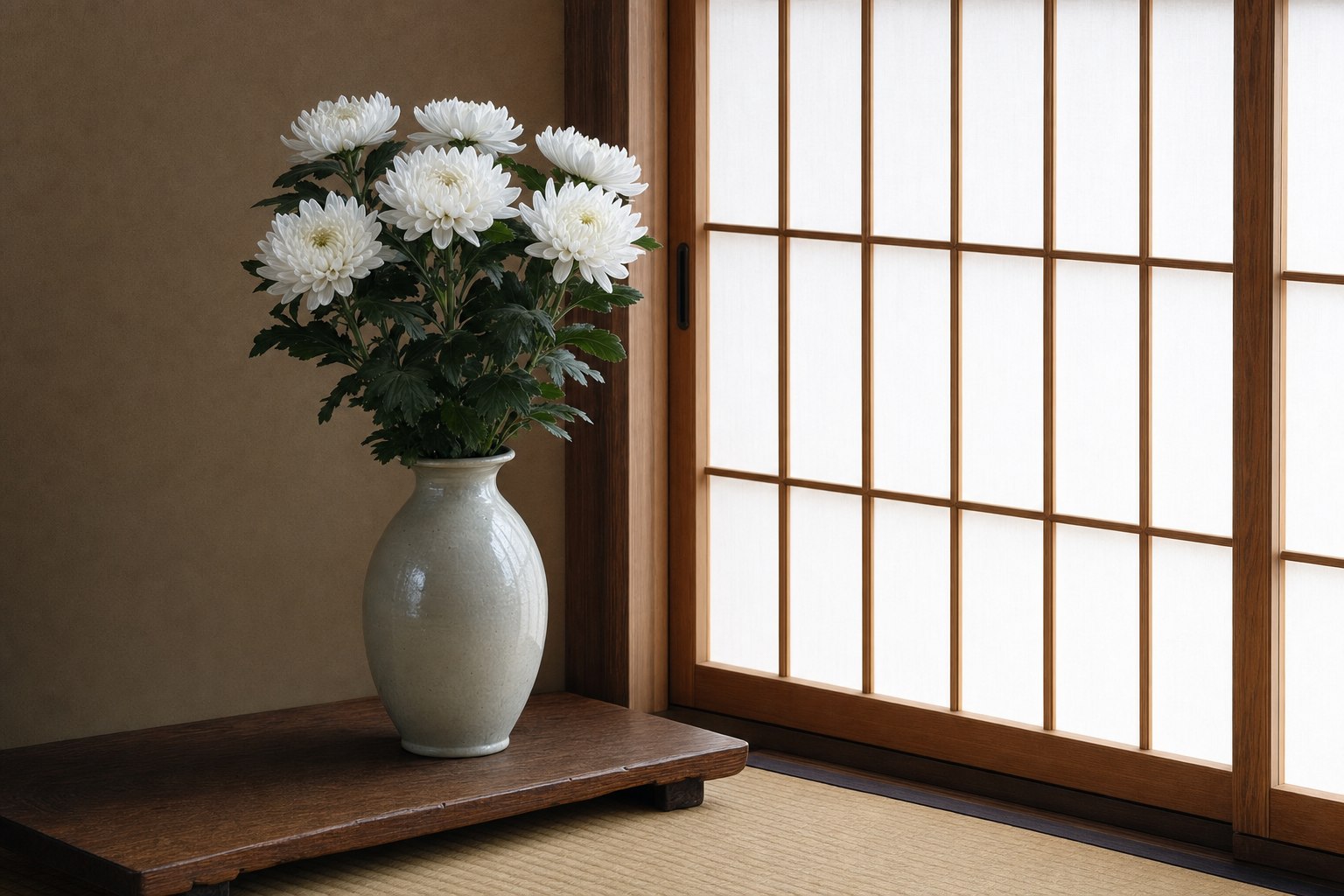 白い菊を生けた和室のイメージ